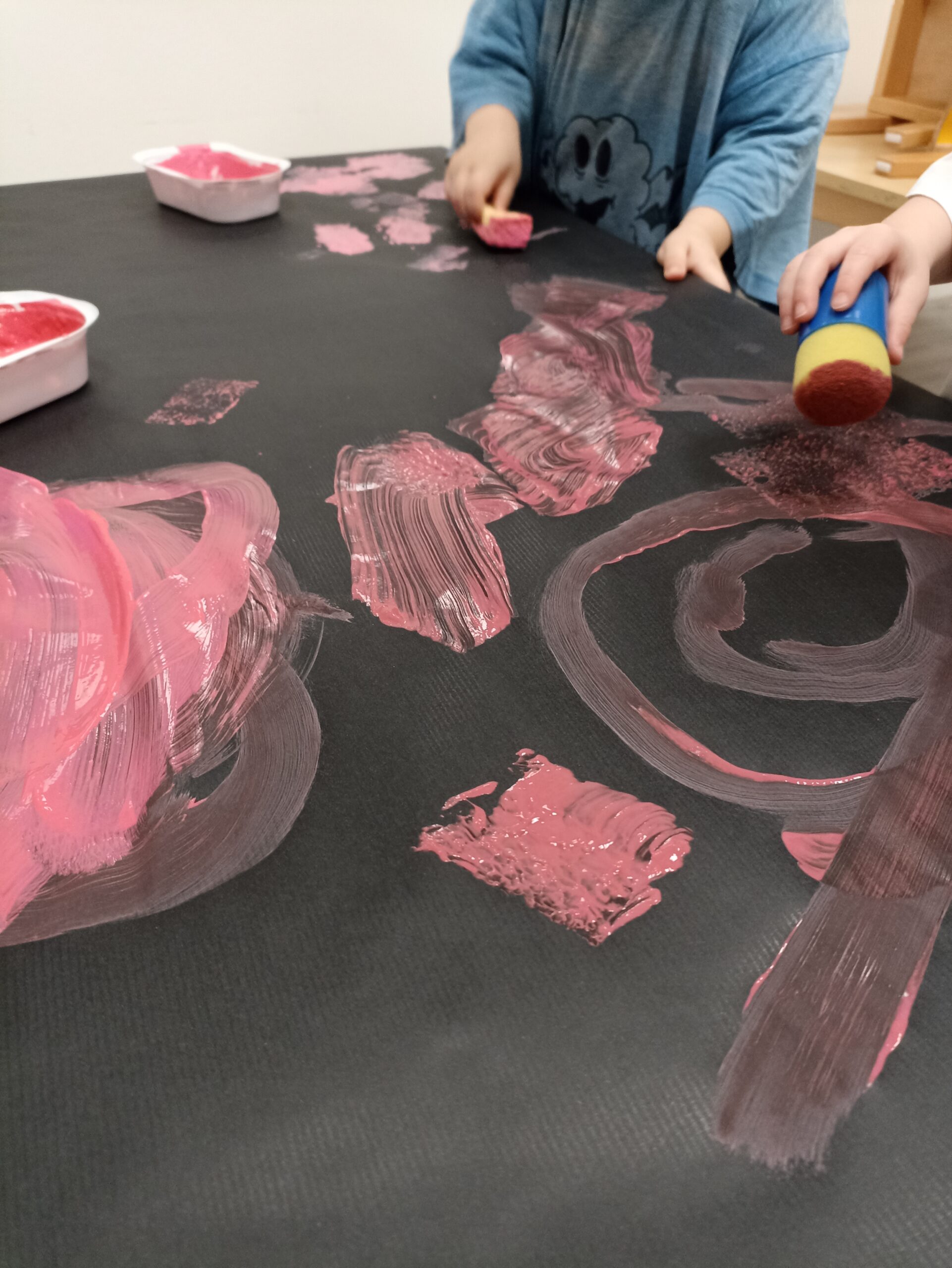 Enfants en atelier arts plastiques 17cube